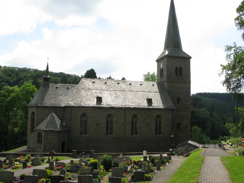 Kirche vom Friedhof
