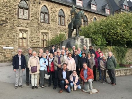 Gemeinsames Bild der Reisegruppe vor der Statue von Erzbischof Engelbert von Köln der Schloss Burg zum Hauptsitz der Grafen von Berg machte